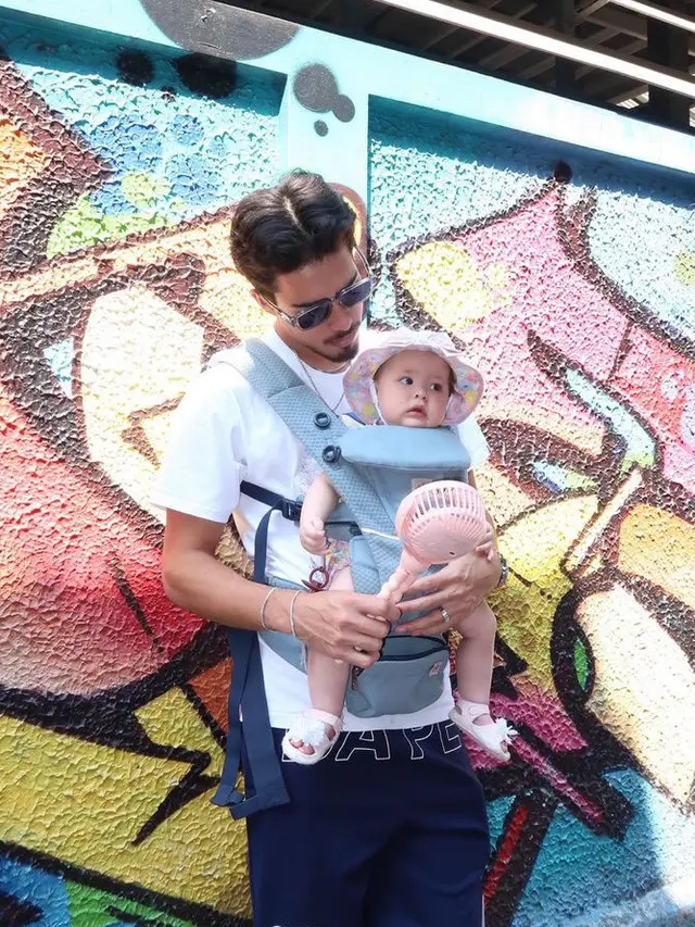 Dali Wassink Suami Jennifer Coppen dengan Putrinya yang kini tinggal kenangan. [@dali.wassink]