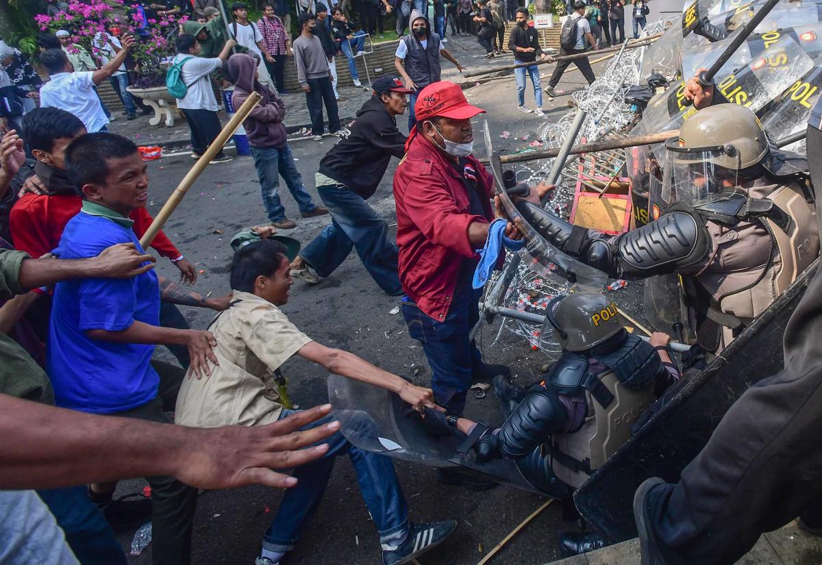 FOTO: Bentrok Saat  Eksekusi Pengosongan Hotel Sultan di Kawasan GBK