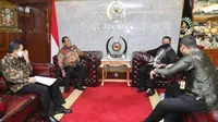 Ketua MPR RI Bambang Soesatyo menerima Rektor UNNES, di Ruang Kerja Ketua MPR RI, Jakarta, Senin (19/10/20).