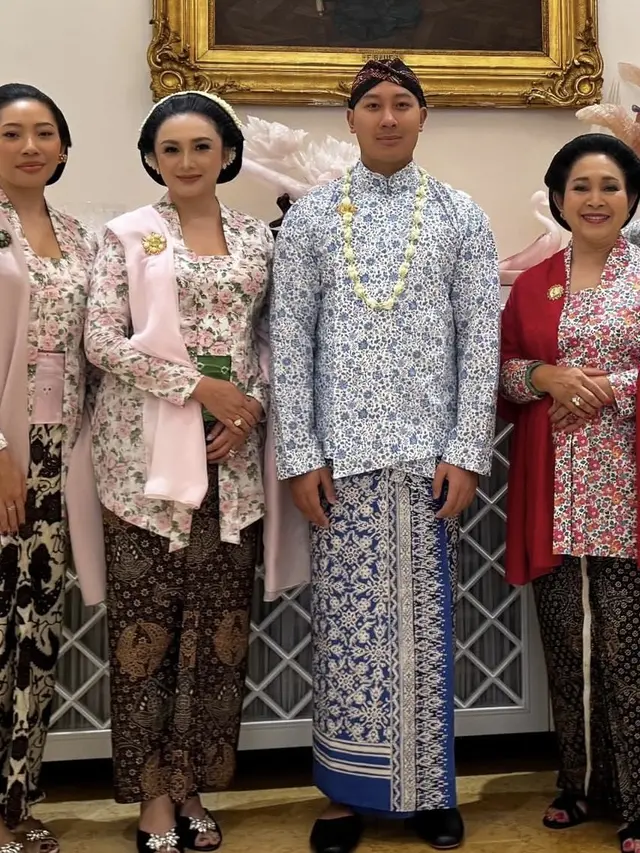 Darma Mangkuluhur saat Prosesi Sungkeman. [@tatacahyani]