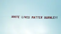 Pesawat membawa tulisan 'White Lives Matter Burnley' melintas di atas Etihad saat Manchester City bertemu Burnley (AFP)