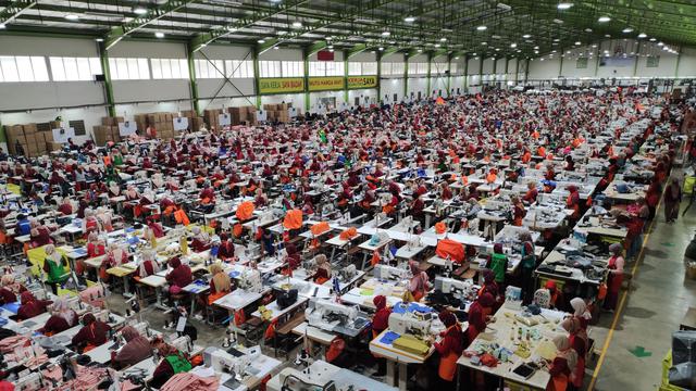 Suasana produksi di gudang Eiger.