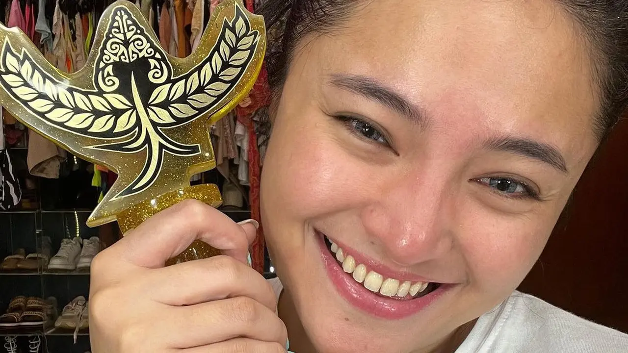 Marshanda Raih Piala dari Ajang FFWI XII