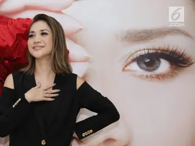 Penyanyi Bunga Citra Lestari (BCL) berpose usai peluncuran album terbarunya yang bertajuk "It's Me BCL" di kawasan Kemang, Jakarta, Rabu (12/07). Album ini menceritakan tentang perjalanan karier BCL. (Liputan6.com/Herman Zakharia)