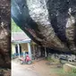 Viral Rumah Terjepit di Samping Batu Raksasa, Penampakannya Bikin Ngeri (Sumber: TikTok/@ajahcikangkareng)