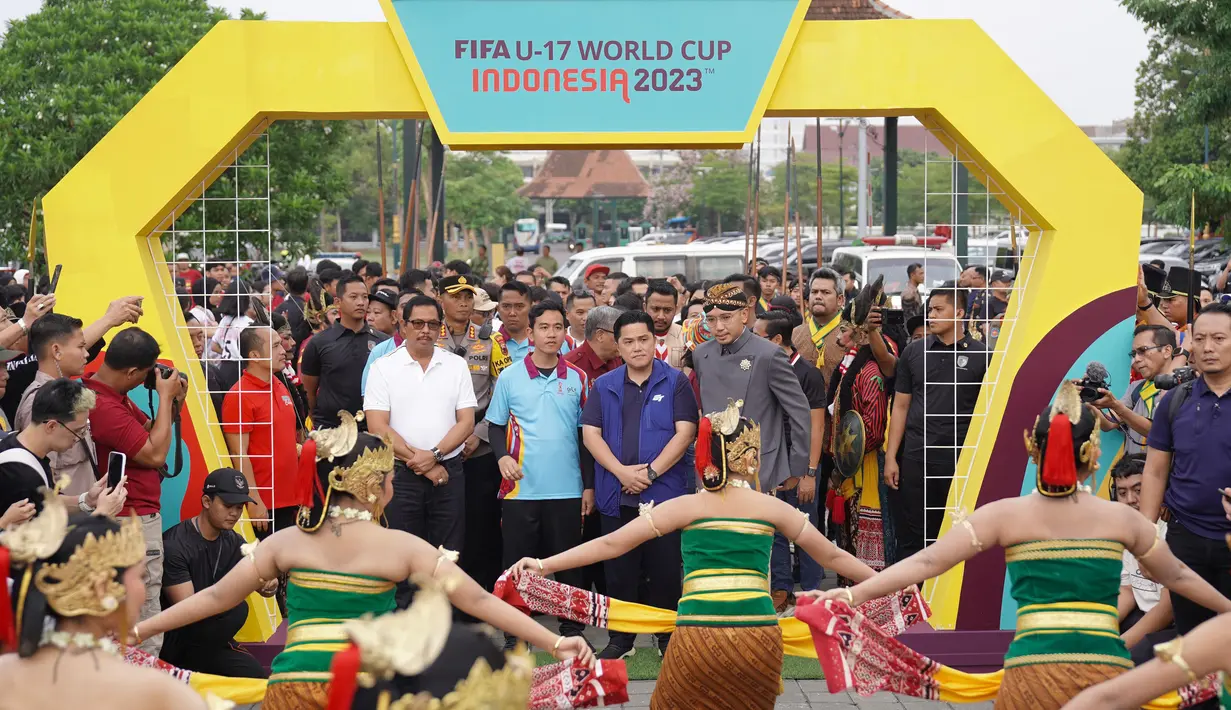 Kanjeng Gusti Mangkoenegara X dan Plt Gubernur Jateng, Nana Sudjana menyambut kedatangan pawai yang diikuti oleh Ketua Umum PSSI, Erick Thohir dan Walikota Solo, Gibran Rakabuming Raka di Gapura Ngapuro juga antusias akan kedatangan trofi di Solo yang menandakan tak lama lagi pesta sepakbola yang diikuti 24 negara siap bergulir. (Dokumentasi LOC Piala Dunia U-17 2023)