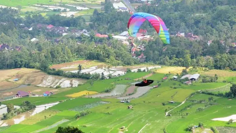 Uji coba olahraga paralayang di Panorama Bukik Gadang Tanah Datar, Sumatera Barat.