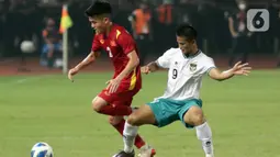 Pemain depan Timnas Indonesia U-19, Hokky Caraka BB (kanan) berebut bola dengan Nguyen Hong Phuc (Vietnam U-19) pada kualifikasi grup A Piala AFF U-19 2022 di Stadion Patriot Candrabhaga, Bekasi, Jawa Barat, Sabtu (2/7/2022). Timnas Indonesia U-19 gagal membungkam Vietnam U-19 setelah bermain imbang 0-0. (Liputan6.com/Helmi Fithriansyah)