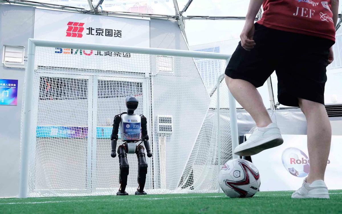 FOTO: Aksi Seru Robot Humanoid Main Bola Jelang World Humanoid Robot Games 2025