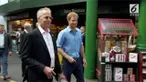 Pangeran Harry mendorong warga agar dapat kembali berbelanja di Borough Market yang secara resmi telah dibuka kembali pada 14 Juni 2017.