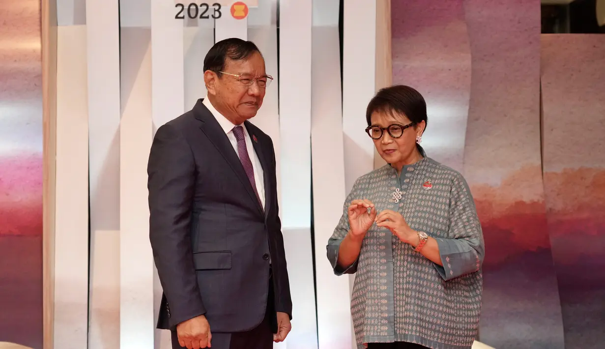 Menteri Luar Negeri Kamboja Prak Sokhonn (kiri) disambut oleh Menteri Luar Negeri Indonesia Retno Marsudi setibanya untuk Association of Southeast Asian Nations (ASEAN) Foreign Ministers Meeting atau Pertemuan Menteri Luar Negeri Perhimpunan Bangsa-Bangsa Asia Tenggara di Jakarta, Indonesia, Selasa, 11 Juli 2023. (AP Photo/Achmad Ibrahim, Pool)