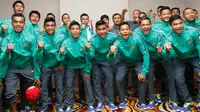 Para pemain dan deretan pelatih timnas Indonesia U-19 foto bersama sebelum berangkat ke Vietnam untuk mengikuti Piala AFF U-19 2016. (Bola.com/Vitalis Yogi Trisna)