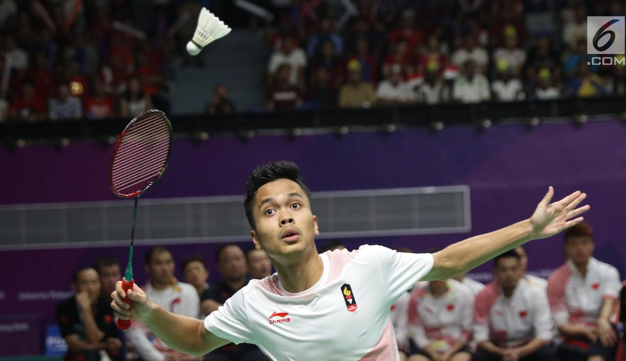 Tunggal putra Indonesia, Anthony Ginting saat melawan pemain China, Shi Yuqi pada final Bulutangkis Beregu Putra Asian Games 2018 di Jakarta, Rabu (22/8). Gim ketiga tidak berakhir lantaran cedera yang dialami Anthony. (Liputan6.com/Helmi Fithriansyah)