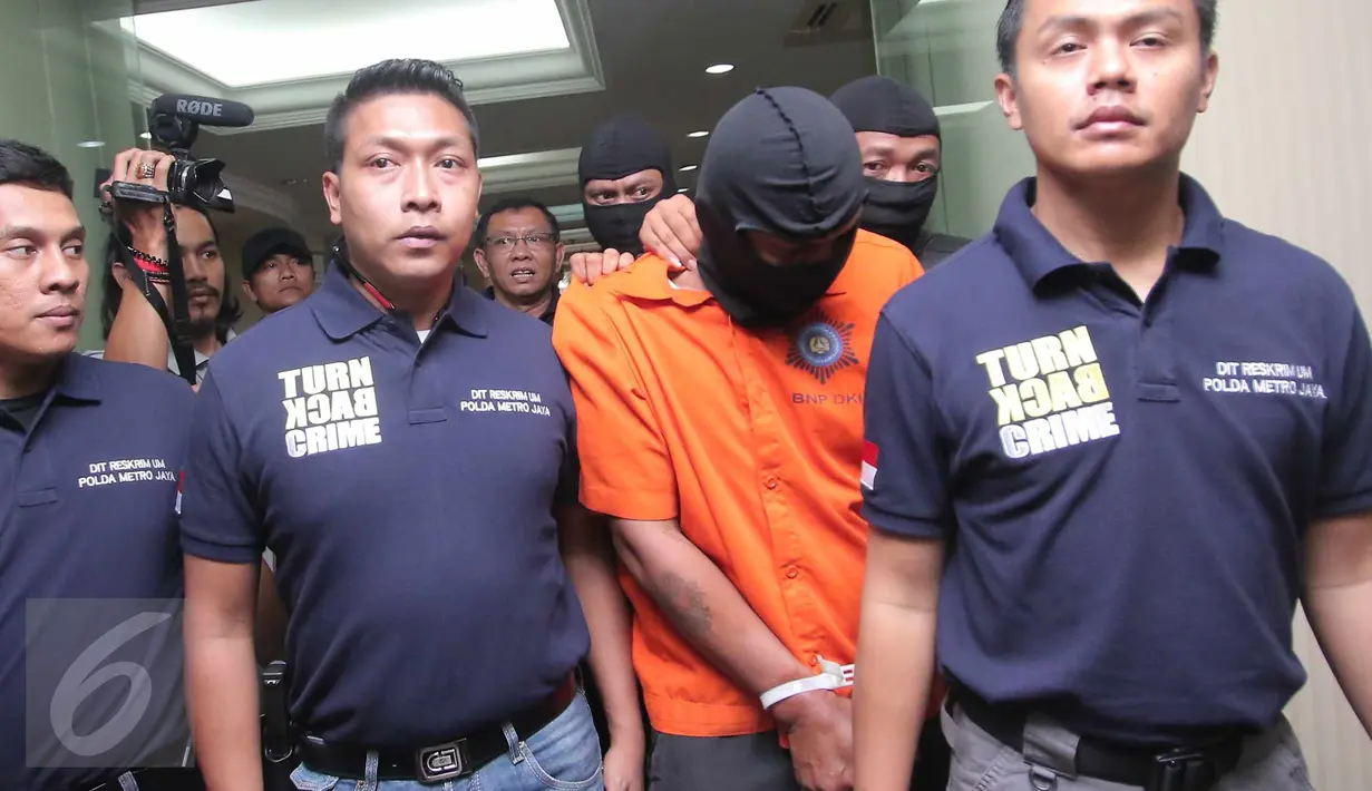 Tersangka pembunuhan bocah yang ditemukan tewas didalam kardus di Kalideres, Agus alias A, dibawa petugas untuk dihadirkan di hadapan media dalam jumpa pers di Polda Metro Jaya, Jakarta, Sabtu (10/10/2015). (Liputan6.com/Angga Yuniar)