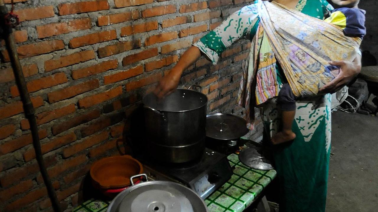Hasilnya warga dapat memasak nasi dengan menggunakan energi yang berasal dari biogas tersebut di Desa Dompyong.