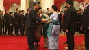 Marsekal Hadi Tjahjanto menerima ucapan selamat dari Presiden RI ke-5, Megawati Soekarno Putri usai upacara pelantikan sebagai Panglima TNI di Istana Negara, Jakarta, Jumat (8/12). Hadi Tjahjanto mengantikan Gatot Nurmantyo. (Liputan6.com/Angga Yuniar)