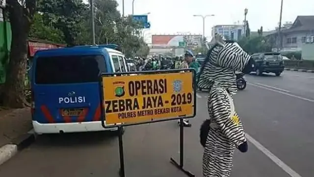 7 Potret Absurd Badut Jalanan, Bukannya Lucu Tapi Bikin Seram