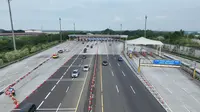 Rekayasa lalu lintas one way diberlakukan pada KM 188 Gerbang Tol (GT) Palimanan Jalan Tol Cipali hingga KM 72 Cikampek sejak pukul 14.30 WIB atas diskresi Kepolisian. Penerapan one way ini berkaca data volume lalu lintas kendaraan yang kembali meningkat dari arah Timur menuju ke arah Jakarta, pantauan visual CCTV dan laporan petugas Kepolisian di lapangan, serta prediksi peningkatan lalu lintas yang masih akan berlanjut pada periode kedua arus balik Hari Raya Idul Fitri 1444 H. (Dok. Jasa Marga)