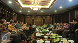 Suasana pertemuan KPK dan MK di Gedung Mahakamah Konstitusi, Jakarta, Rabu (6/1/2016). Pertemuan membahas koordinasi terkait penanganan korupsi. (Liputan6.com/Faizal Fanani)