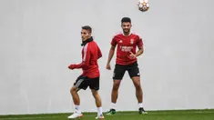 Pemain Benfica Grimaldo Garcia (kiri) dan Goncalo Ramos menghadiri sesi latihan jelang menghadapi Bayern Munchen pada pertandingan Liga Champions di Benfica's Campus, Seixal, Portugal, 1 November 2021. Benfica akan menghadapi Bayern Munchen pada 3 November 2021. (PATRICIA DE MELO MOREIRA/AFP)