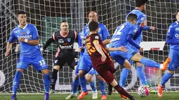 Pemain AS Roma, Miralem Pjanic, saat mencetak gol ke gawang Empoli pada pertandingan lanjutan Serie A Italia di Stadion Carlo Castellani, Empoli, Minggu (28/2/2016) dini hari WIB. (EPA/Fabio Muzzi)