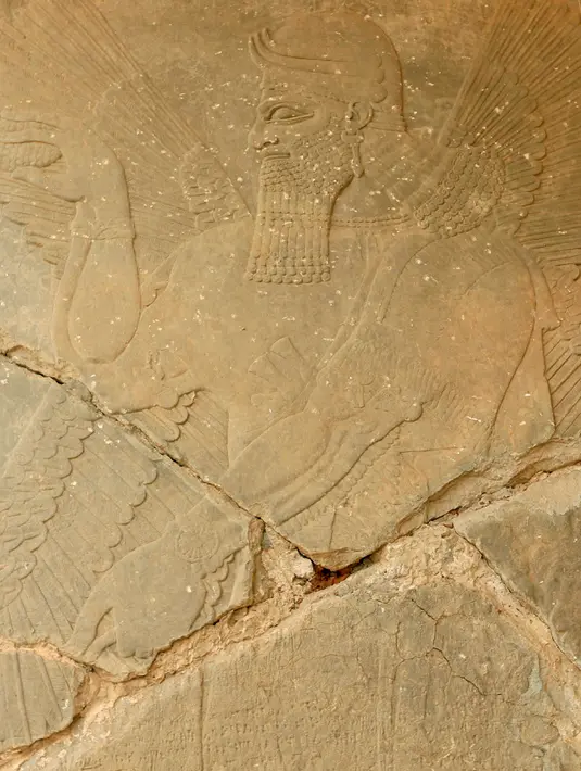 Sisa-sisa dinding bergambar patung makhluk bersayap pada sebuah reruntuhan bangunan di situs kuno Nimrud. selatan Mosul, Irak, Rabu (16/11). (REUTERS/Ari Jalal)