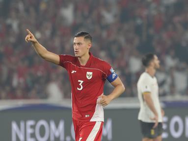 Ekspresi kapten Timnas Indonesia, Jay Noah Idzes, saat laga melawan China dalam laga Kualifikasi Piala Dunia 2026 zona Asia di Stadion Utama Gelora Bung Karno (SUGBK) Senayan, Jakarta, Kamis (5/6/2025). (Bola.com/M. Iqbal Ichsan)