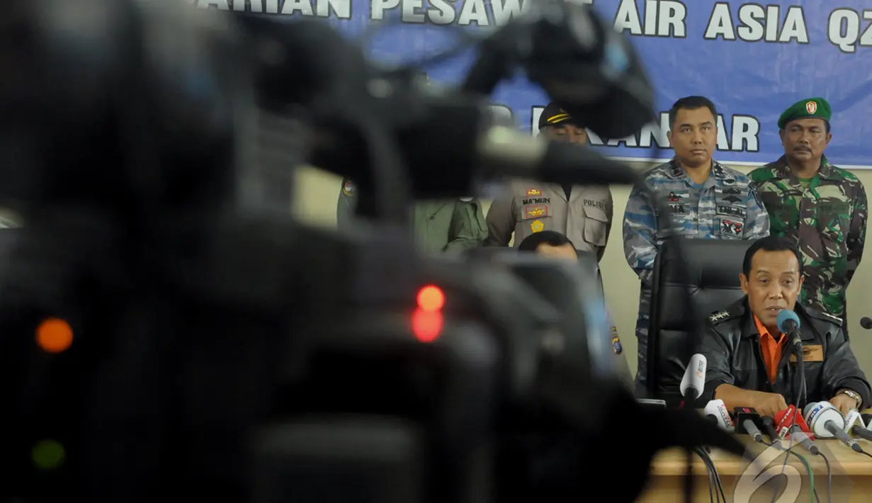 Kepala Basarnas, Marsekal Pertama TNI Bambang Soelistyo memberikan keterangan pers di Posko Utama Lanud Iskandar, Pangkalan Bun, Kalteng, Kamis (15/01/2015). (Liputan6.com/Andrian M Tunay)