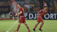 Pemain depan Persija, Marko Simic (kiri) saat digantikan Bambang Pamungkas pada laga pertama semifinal Piala Presiden 2018 melawan PSMS di Stadion Manahan, Solo, Jawa Tengah, Sabtu (10/2). Simic mencetak tiga gol. (Liputan6.com/Helmi Fithriansyah)