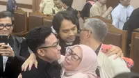 Tangis Haru Ibunda Delpedro Saat Hakim Bacakan Vonis Bebas: Ternyata Pengadilan Tempat Adanya Keadilan