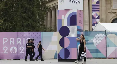 Petugas polisi berpatroli menjelang ajang Paralimpiade 2024 di luar Grand Palais, Paris, Selasa, 20 Agustus 2024. (AP Photo/Aurelien Morissard)