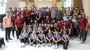 <p>Pemain timnas futsal Indonesia putra dan putri berfoto bersama setelah acara audiensi dengan Menpora yang berlangsung di Kemenpora, Senayan, Jakarta, Selasa (12/11/2024) WIB. (Bola.com/Bagaskara Lazuardi)</p>