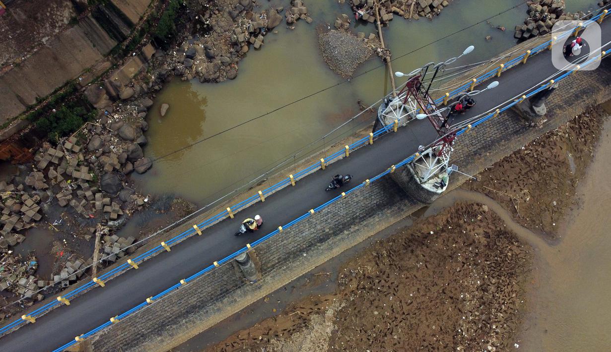 Foto udara memperlihatkan kendaraan melintasi Bendung Katulampa, Kota Bogor, Jawa Barat, Senin (3/8/2020). Debit air sungai Ciliwung di Bendung Katulampa mengalami penyusutan sejak satu bulan terakhir memasuki awal musim kemarau dengan ketinggan air 0 cm. (Liputan6.com/Helmi Fithriansyah)
