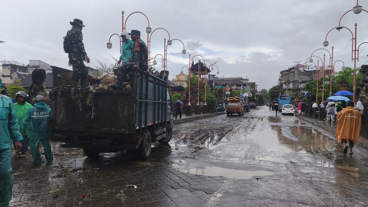 Gubernur Bali I Wayan Koster Tinjau Lokasi Banjir di Denpasar