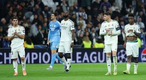 Para pemain Real Madrid bereaksi setelah pertandingan pekan ke-6 Phase League Liga Champions antara Real Madrid CF dan Manchester City di Stadion Santiago Bernabeu di Madrid, Kamis (11-12-2025) dini hari WIB. (Thomas COEX/AFP)