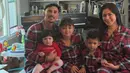 Jessica Iskandar bersama suami dan ketiga anaknya merayakan Natal di Amerika Serikat. Di hari Natal, keluarga good looking ini tampil dengan set piyama merah motif tartan. [@inijedar]