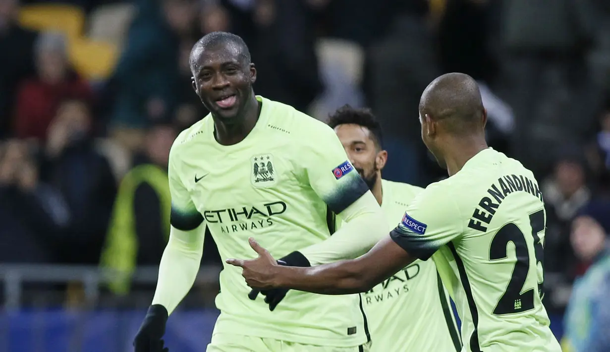 Pemain Manchester City, Yaya Toure (kiri) mencetak gol ke gawang Dynamo Kiev pada leg pertama babak 16 besar liga Champions di Stadion NSC Olimpiyski, Kiev, Ukraina, Rabu (25/2/2016) dini hari WIB. (Reuters / Gleb Garanich)