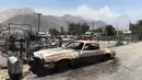 Sebuah mobil hangus terbakar di Erskine pasca kebakaran dahsyat di sepanjang South Lake, California, AS (24/6). Musibah yang disebabkan oleh kebakaran hutan ini telah menghanguskan sebuah perkampungan warga di California. (REUTERS/Noah Berger)