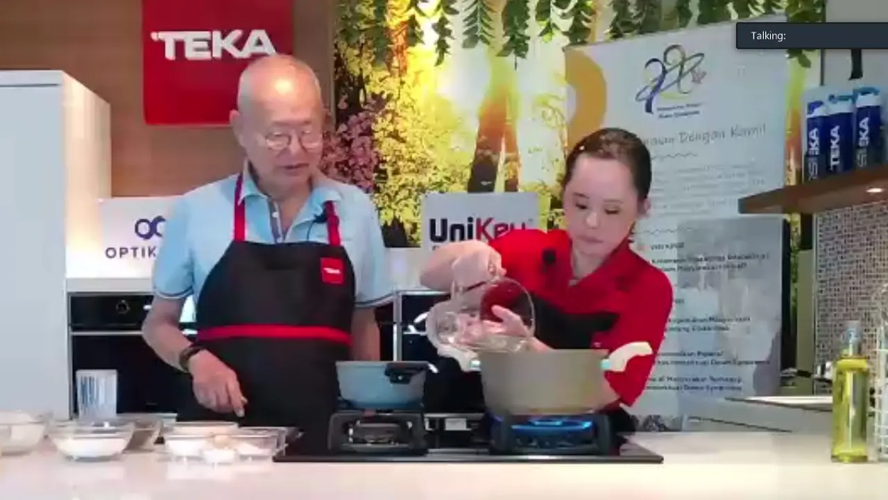 Bapak William Wongso sedang demo memasak bersama anggota KPDS