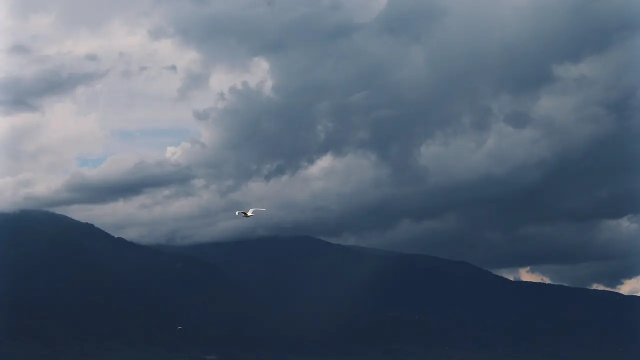 Ilustrasi langit, awan mendung