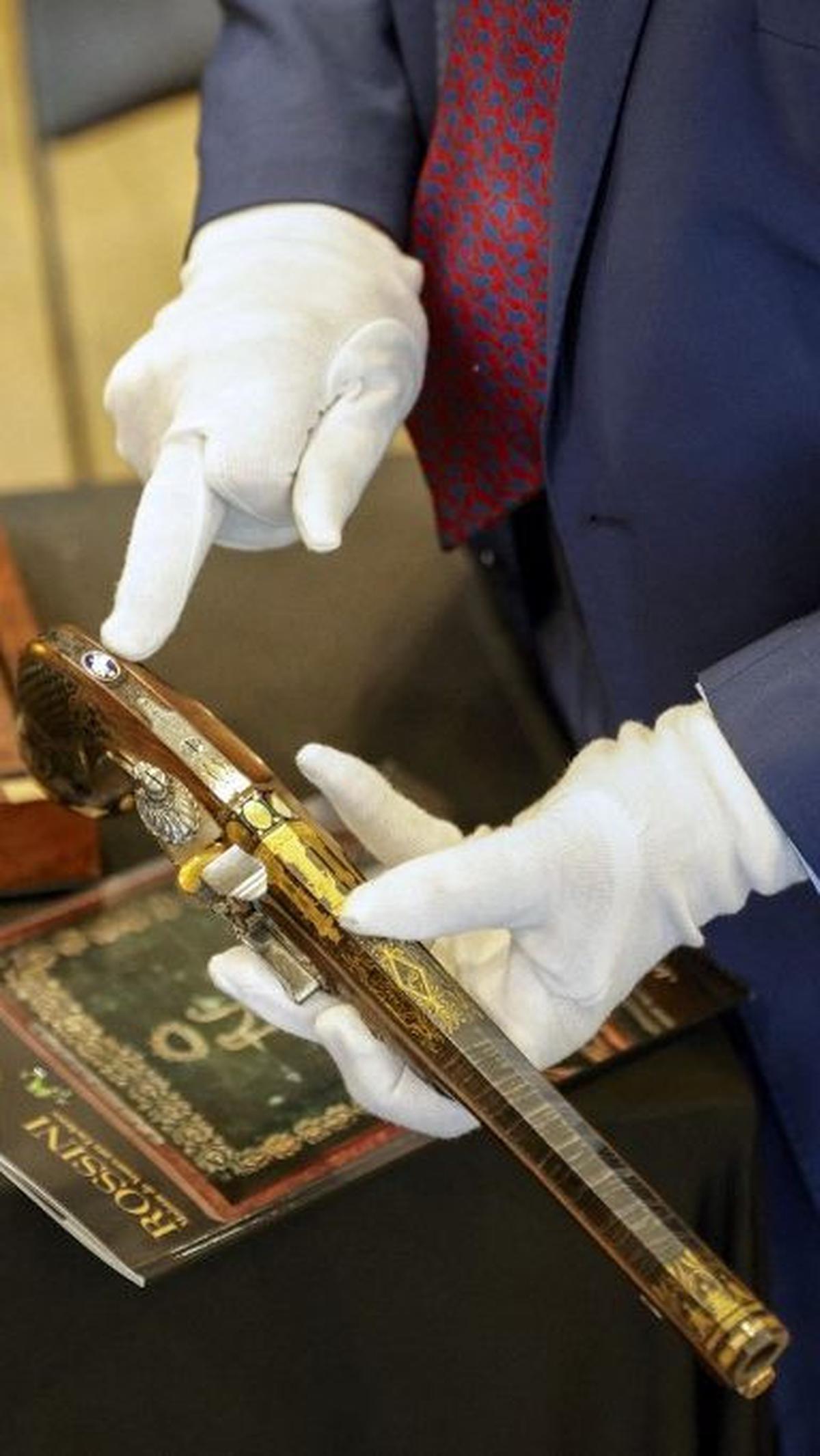 Kedua pistol tersebut memiliki&nbsp;hiasan mewah dengan tatanan emas dan perak yang menampilkan ukiran gambar Napoleon dalam kemegahan kekaisaran.&nbsp;Geoffroy Van Der Hasselt/AFP
