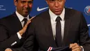 Striker Paris Saint-Germain (PSG) Kylian Mbappe (kanan) menunjukkan jerseynya dengan Presiden PSG Nasser Al-Khelaifi saat konferensi pers di Stadion Paris des Princes, Paris, Prancis, 23 Mei 2022. Keputusan Kylian Mbappe menolak Real Madrid dan berkomitmen untuk PSG selama tiga musim lagi menandai dimulainya proyek pembangunan klub juara Liga Prancis tersebut. (AP Photo/Michel Spingler)