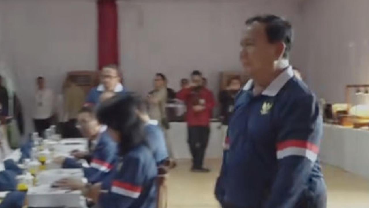 Kode Tangan Prabowo saat para Menteri Mau Beri Hormat Sambil Berdiri Jadi Sorotan, Begini Isyaratnya
