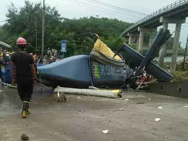 Sebuah helikopter milik PT Indonesia Morowali Industrial Park (IMIP) terjatuh di area tambang di Desa Fatufia, Bahodopi, Morowali, Sulawesi Tengah, Jumat (20/4). Satu orang yang tengah melintas meninggal tertimpa baling-baling. (Liputan6.com/Dok. BNBP)