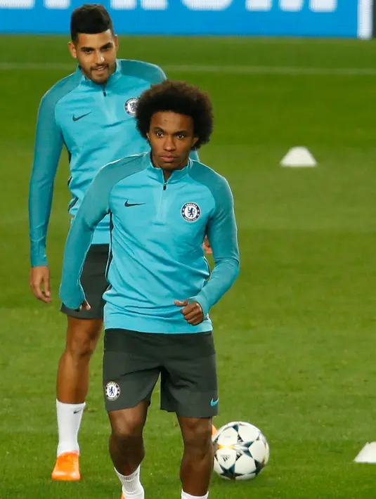 Gelandang Chelsea, Willian dan bek Emerson Palmeiri saat mengikuti latihan di stadion Camp Nou di Barcelona (13/3). Chelsea akan bertanding melawan wakil Spanyol Barcelona pada leg kedua babak 16 Liga Champions. (AFP Photo/Pau Barrena)