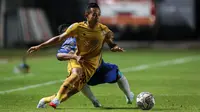 Pertandingan dimulai dengan kedua tim sama-sama mengambil inisiatif melakukan serangan. Pemain Bhayangkara FC, Sani Rizki Fauzi berusaha melewati pemain PSIS Semarang, Frendi Saputra. (Bola.com/Bagaskara Lazuardi)