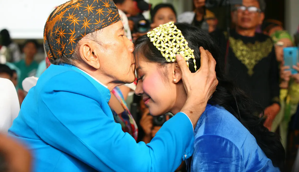 Selain Rasti yang tak kuasa menahan air mata, ibundanya, Erna Santoso juga tak kuasa menahan air mata membasahi pipinya sembari mengucap doa untuk putrinya. (Nurwahyunan/Bintang.com)