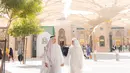 Zumi Zola memilih mengenakan jubah khas Timur Tengah berwarna putih. Jubah ini dipadukan dengan keffiyeh berwarna krem yang menambah kesan khas Arab pada penampilannya.  [@putri_zulhas].