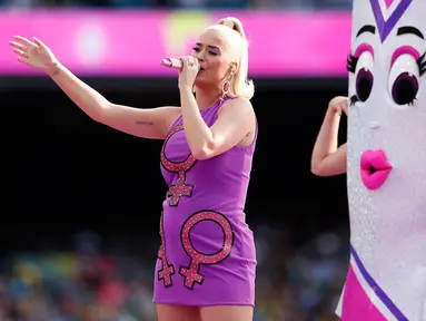 Penyanyi Katy Perry tampil sebelum dimulainya pertandingan kriket Piala Dunia T20 Perempuan ICC 2020 di Melbourne, Minggu (8/3/2020). Tunangan Orlando Bloom tersebut tampil secara langsung (live) di atas panggung untuk pertama kalinya sejak mengumumkan kehamilannya. (AP/Asanka Ratnayake)