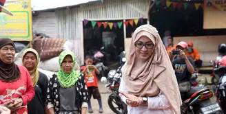 Bersama dengan putrinya, Okie Agustina mengunjungi tempat pembuangan sampah. Ia berharap, kegiatan yang dilakukan setiap bulan itu bisa menumbuhkan jiwa sosial bagi buah hatinya. (Nurwahyunan/Bintang.com)